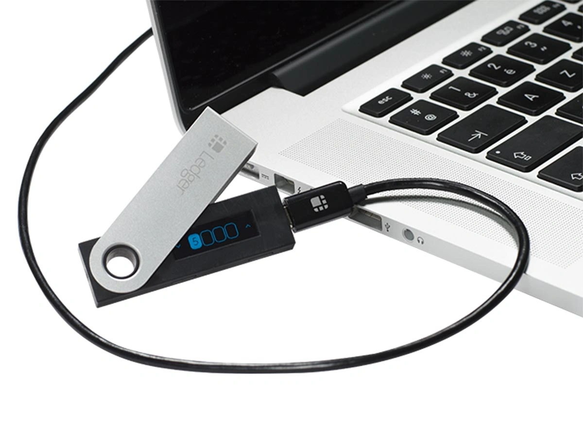 Аппаратный кошелек Ledger Nano S Black. Фото 6